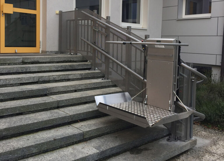 Plateau Flexa an einer Treppe im Außenbereich